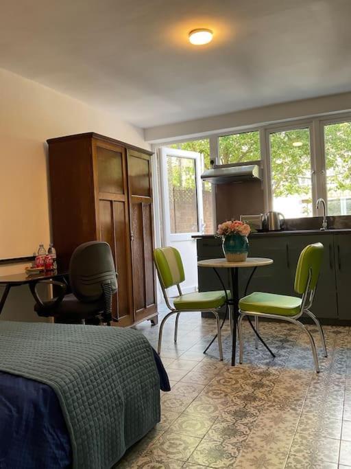 Studio2 Bright With Private Patio In * Londra